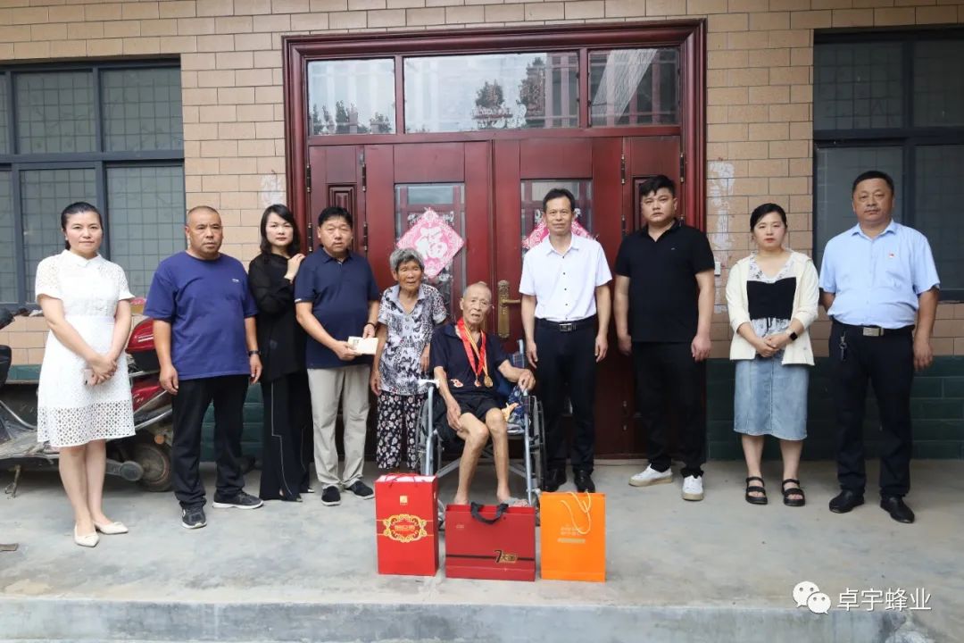 Figure 3 Visit Yang Baocheng, a veteran soldier of the former Fuzhou Military Area Command