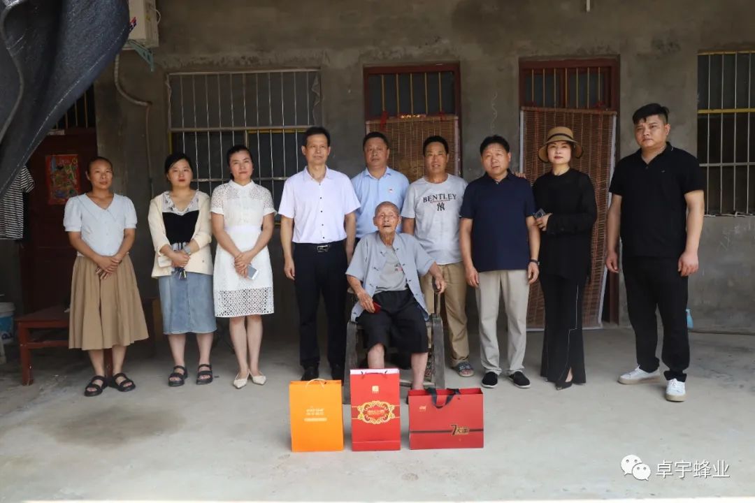 Figure 6 Visiting Liu Hesheng, a former soldier of the Central South Military Area Command