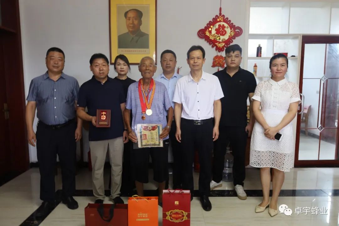  Visit Zhao Xuezhi, a veteran soldier of the former Northwest Field Army